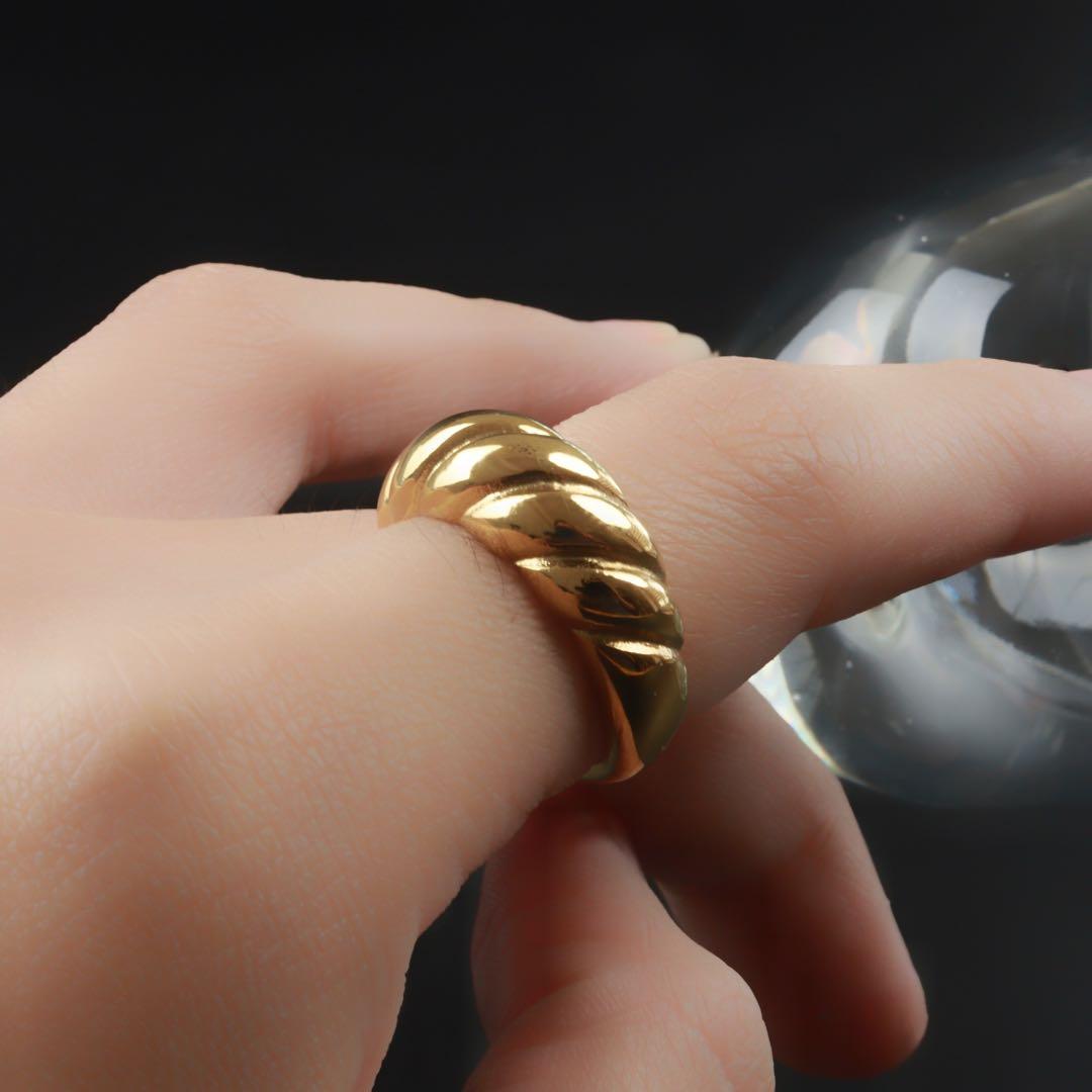 ESTELLE Chunky Croissant Ring