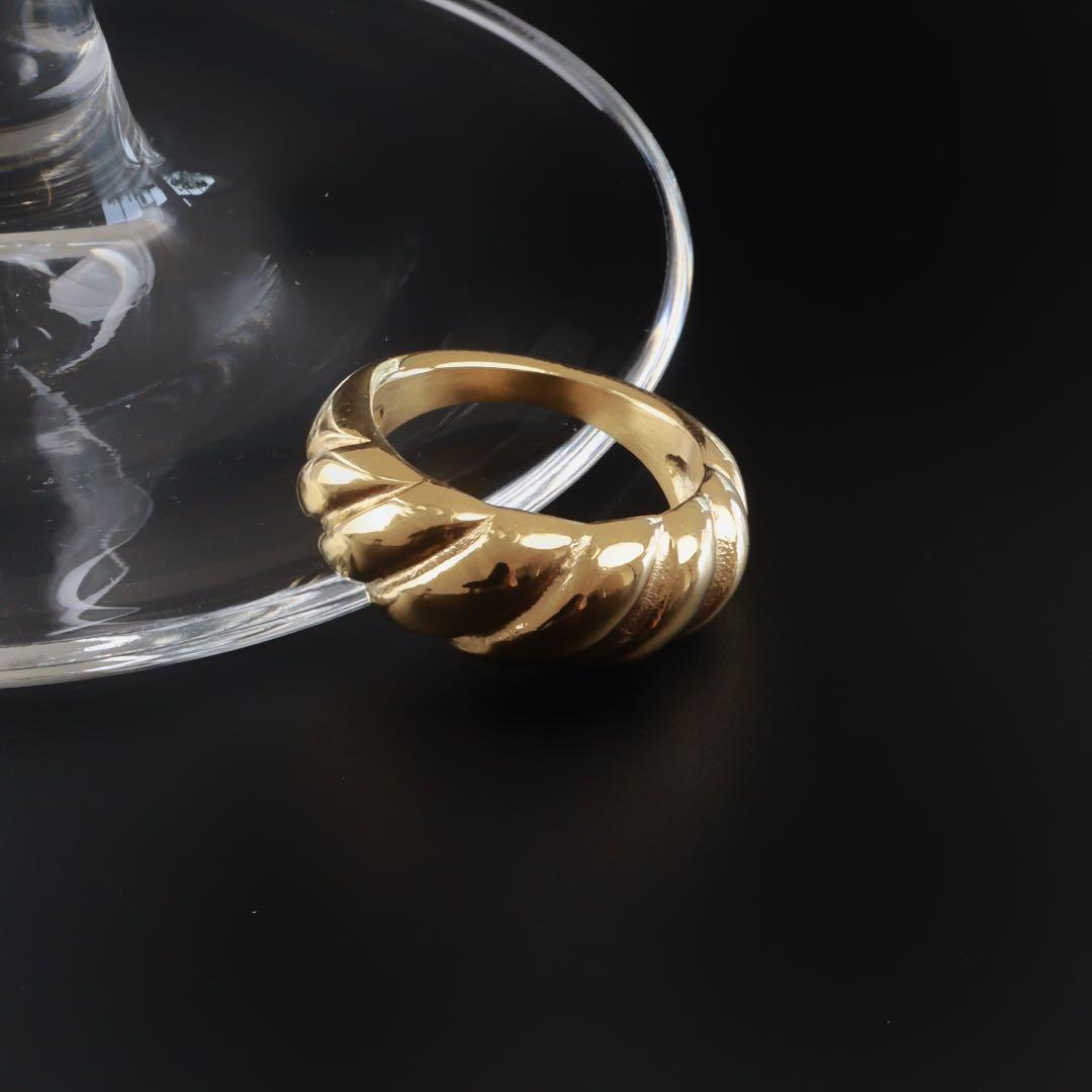 ESTELLE Chunky Croissant Ring