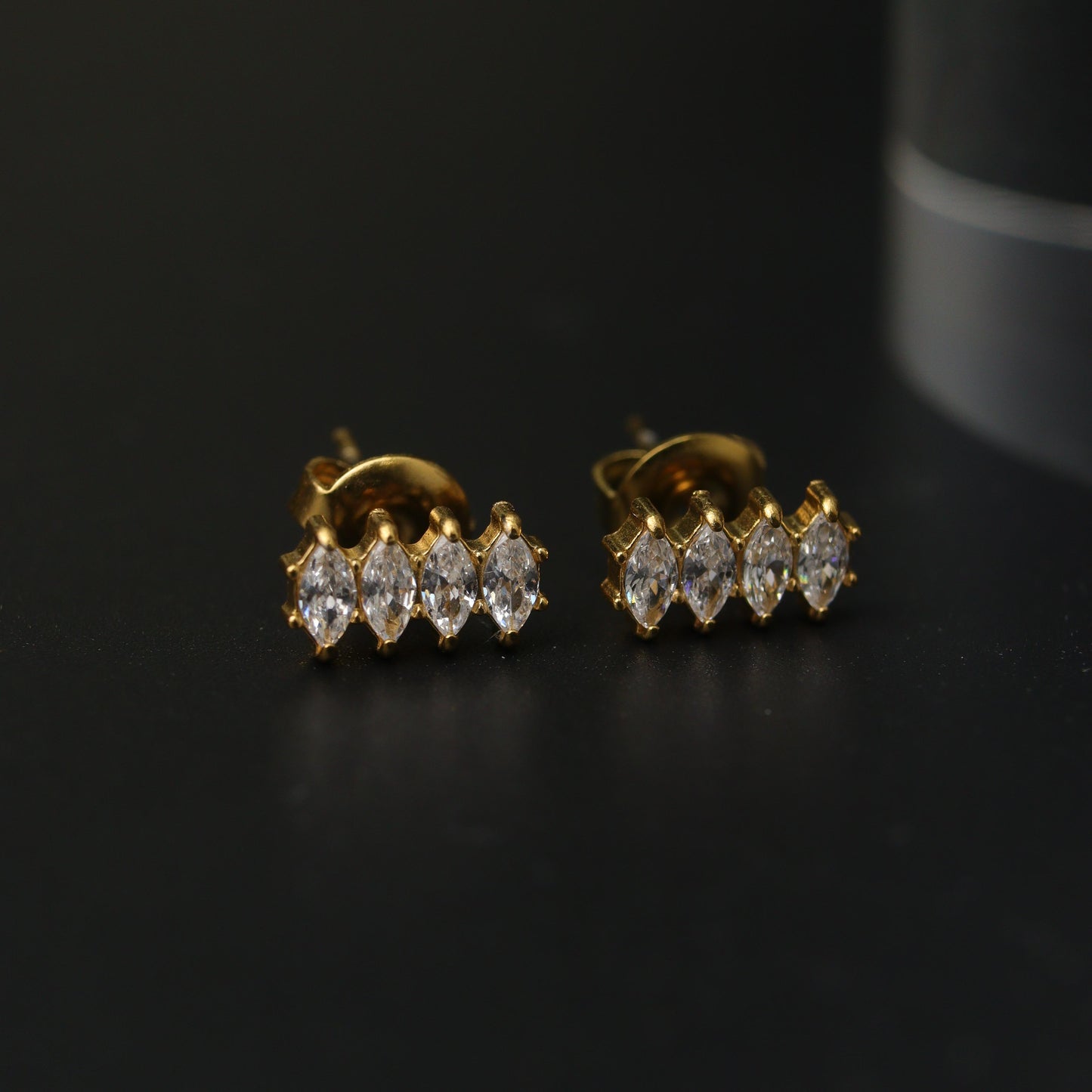 AMUSE Small Line Oval Shape Stud Earrings For Women's