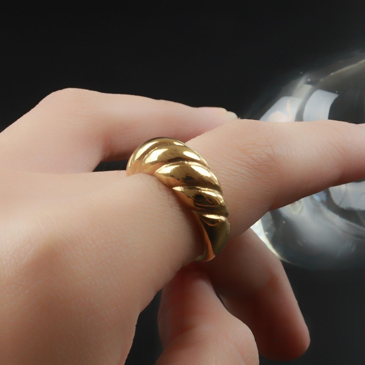 ESTELLE Chunky Croissant Ring