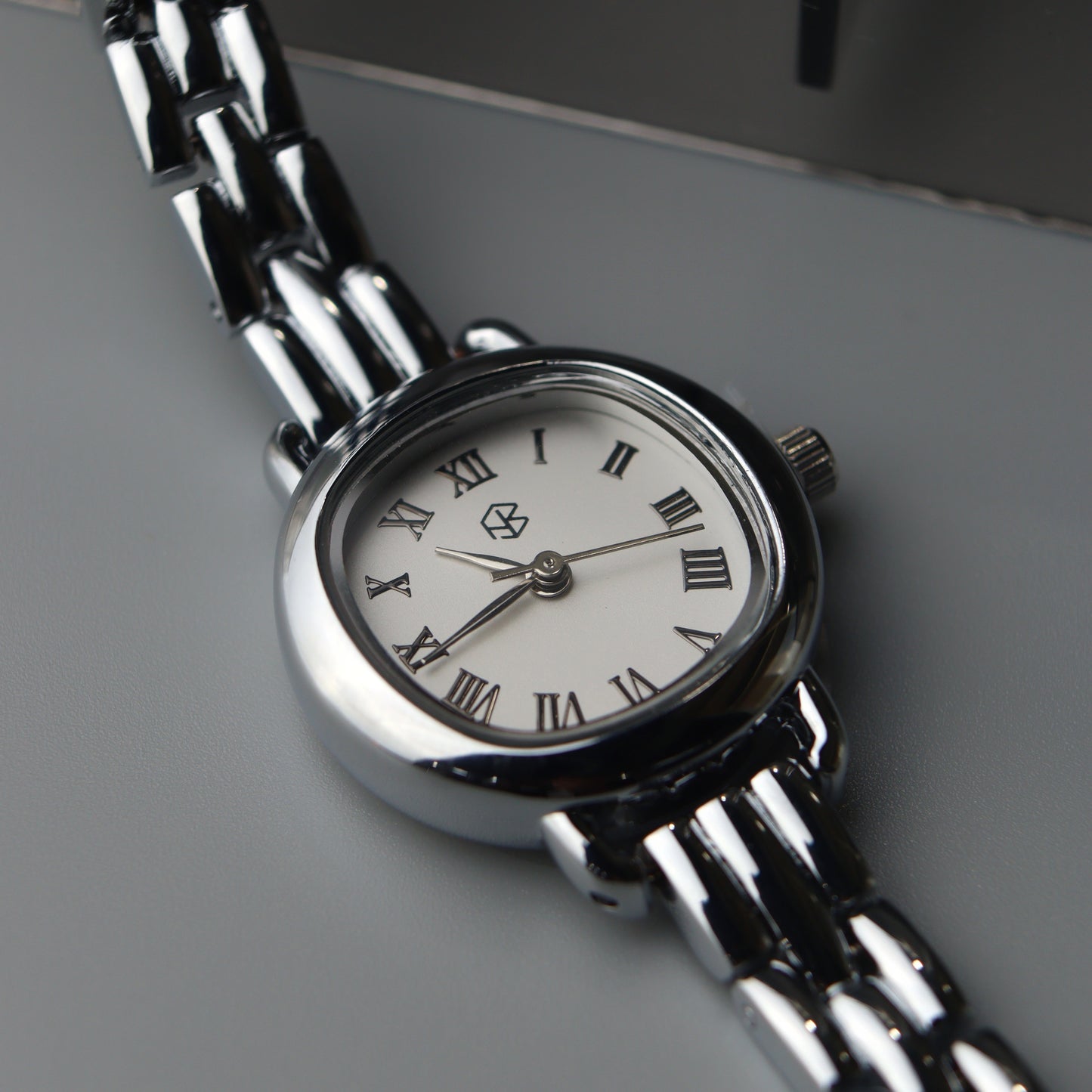 DEVEREUX Silver Round Watch