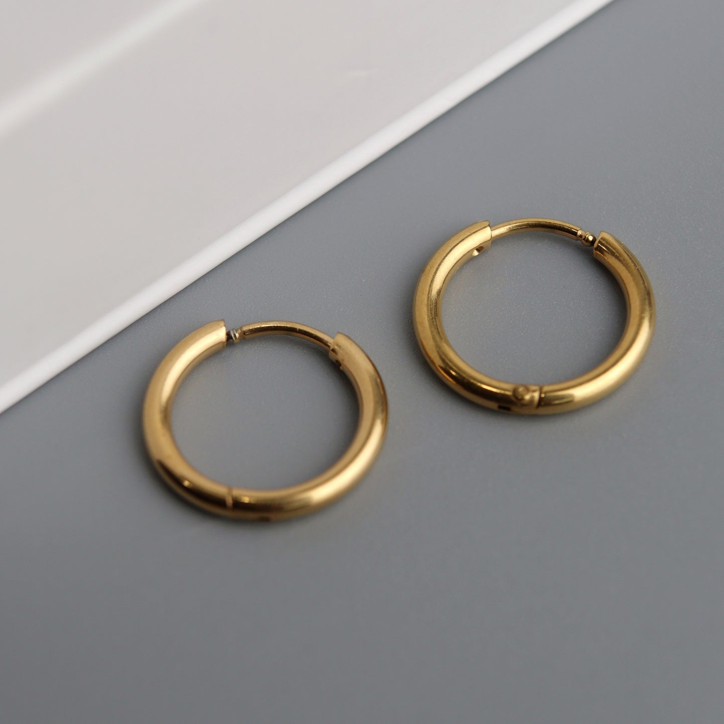 RAYA Small Thin Hinged Earrings