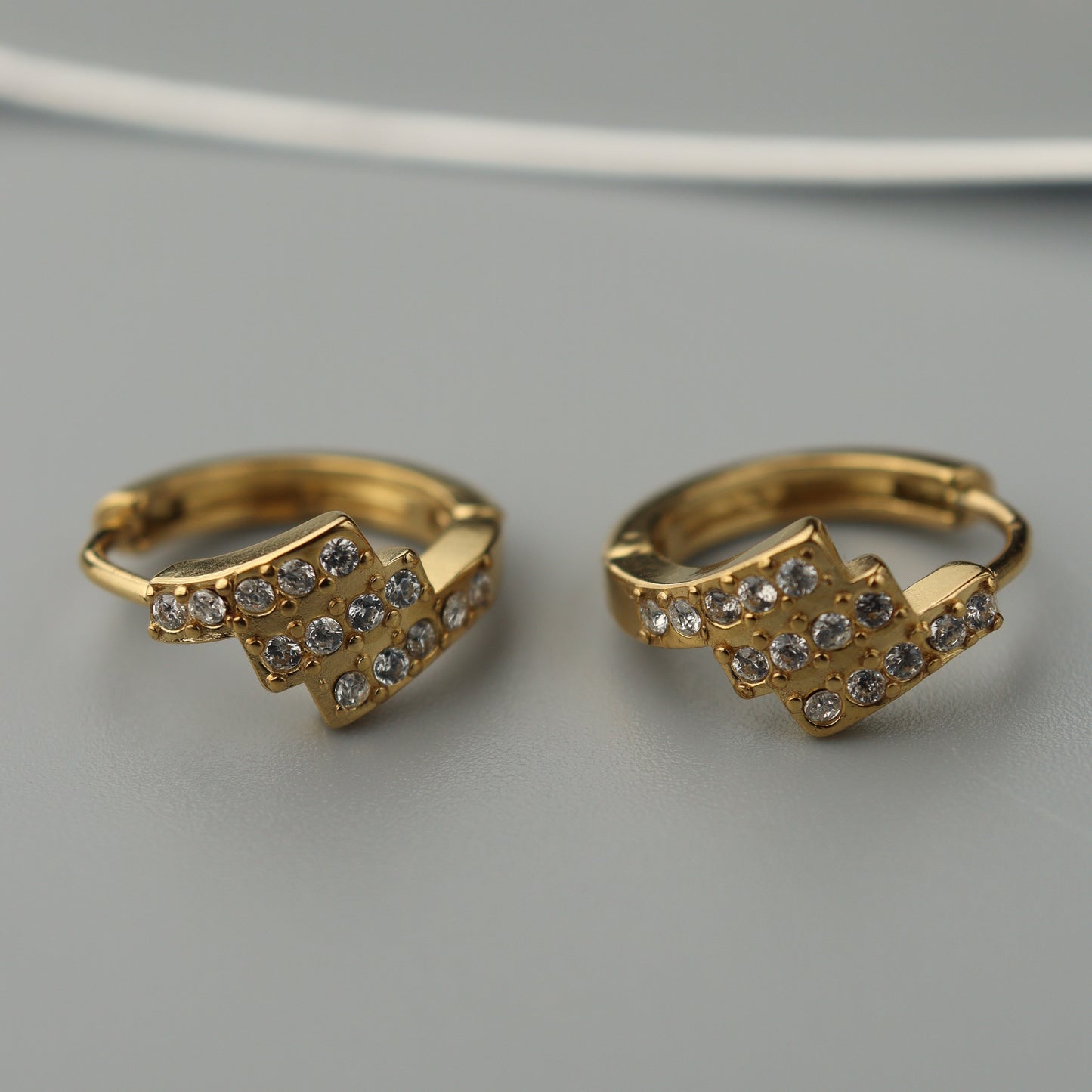 OSLO Zigzag Clip Earrings