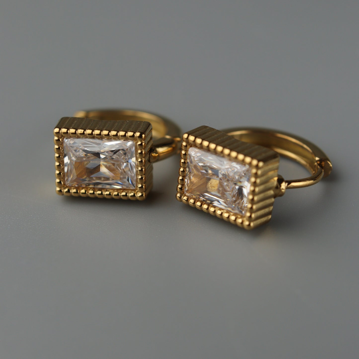 ORLA Thick Rectangle Clip Earrings
