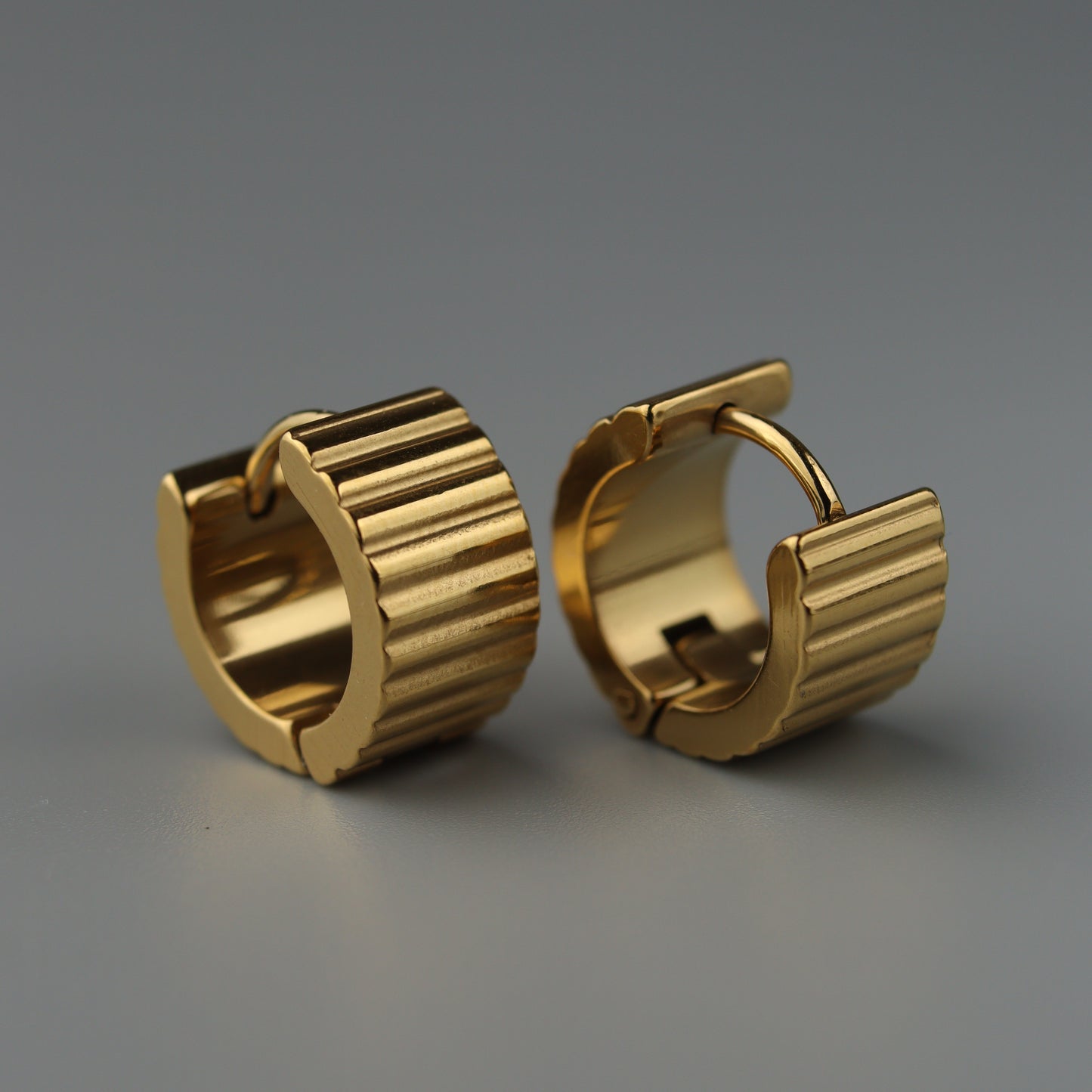 ONYX Thick Ridges Clip Earrings