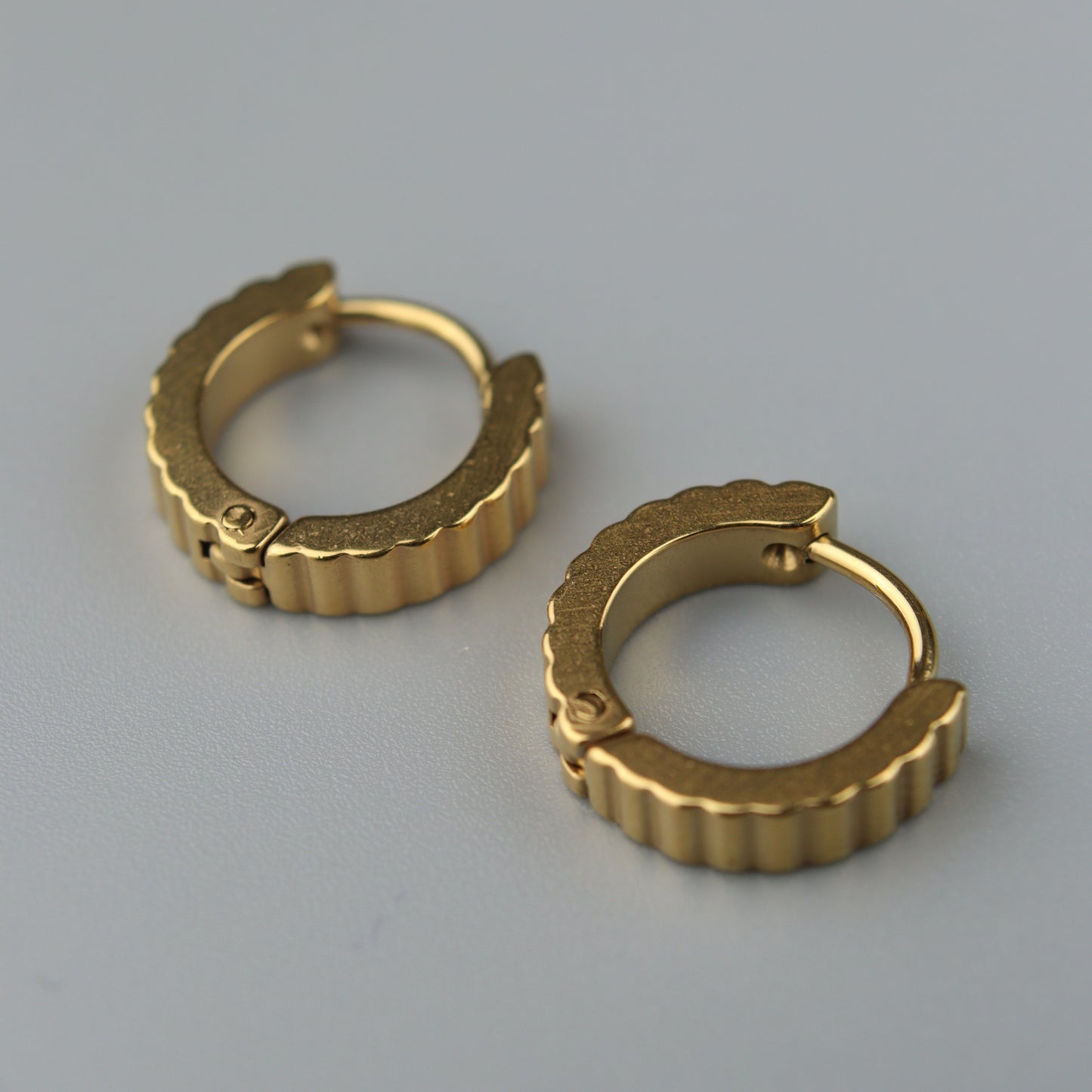 OZIAS Thin Ridges Clip Earrings