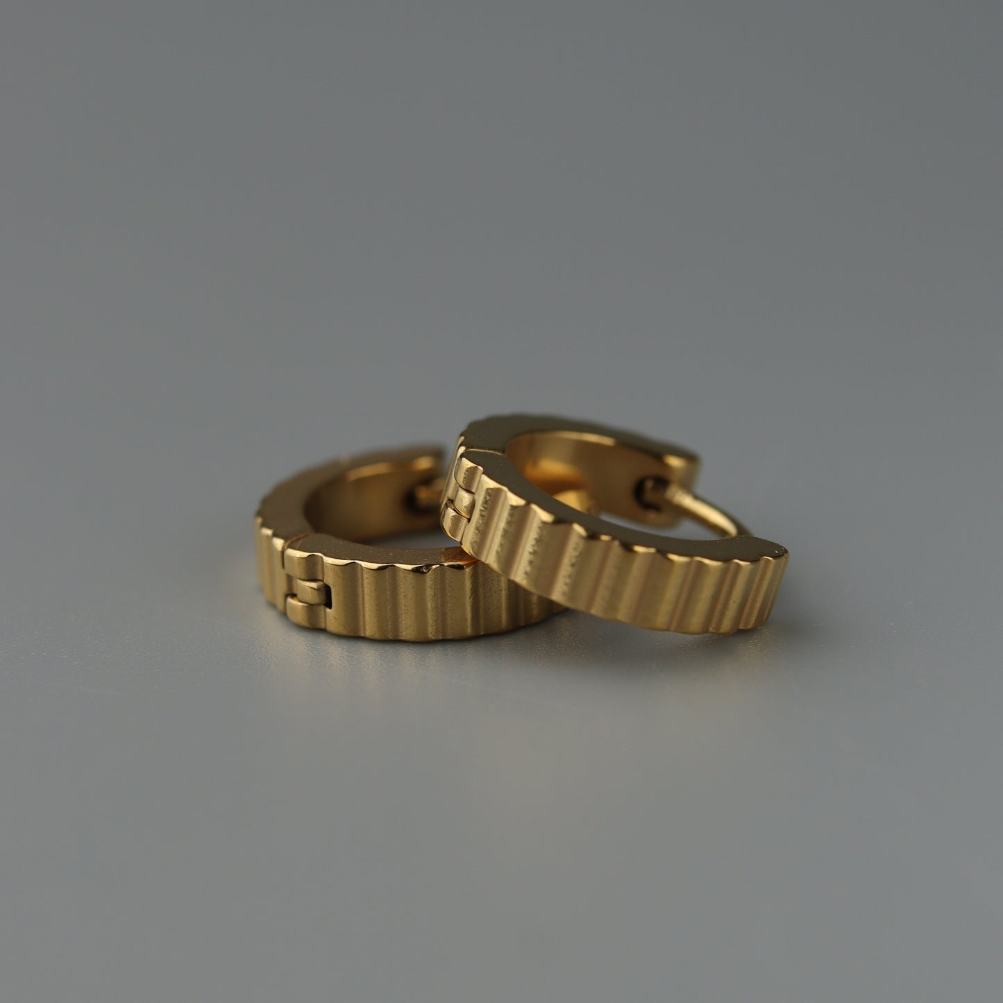 OZIAS Thin Ridges Clip Earrings