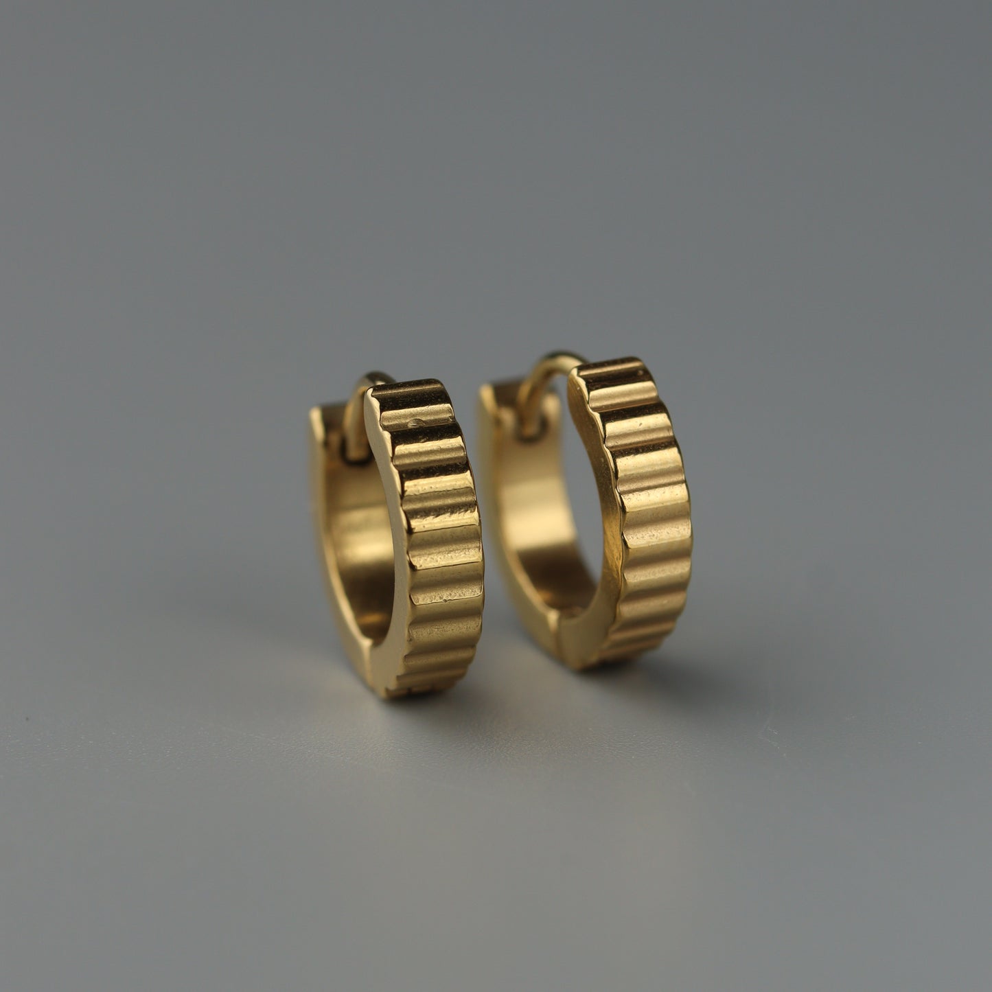 OZIAS Thin Ridges Clip Earrings