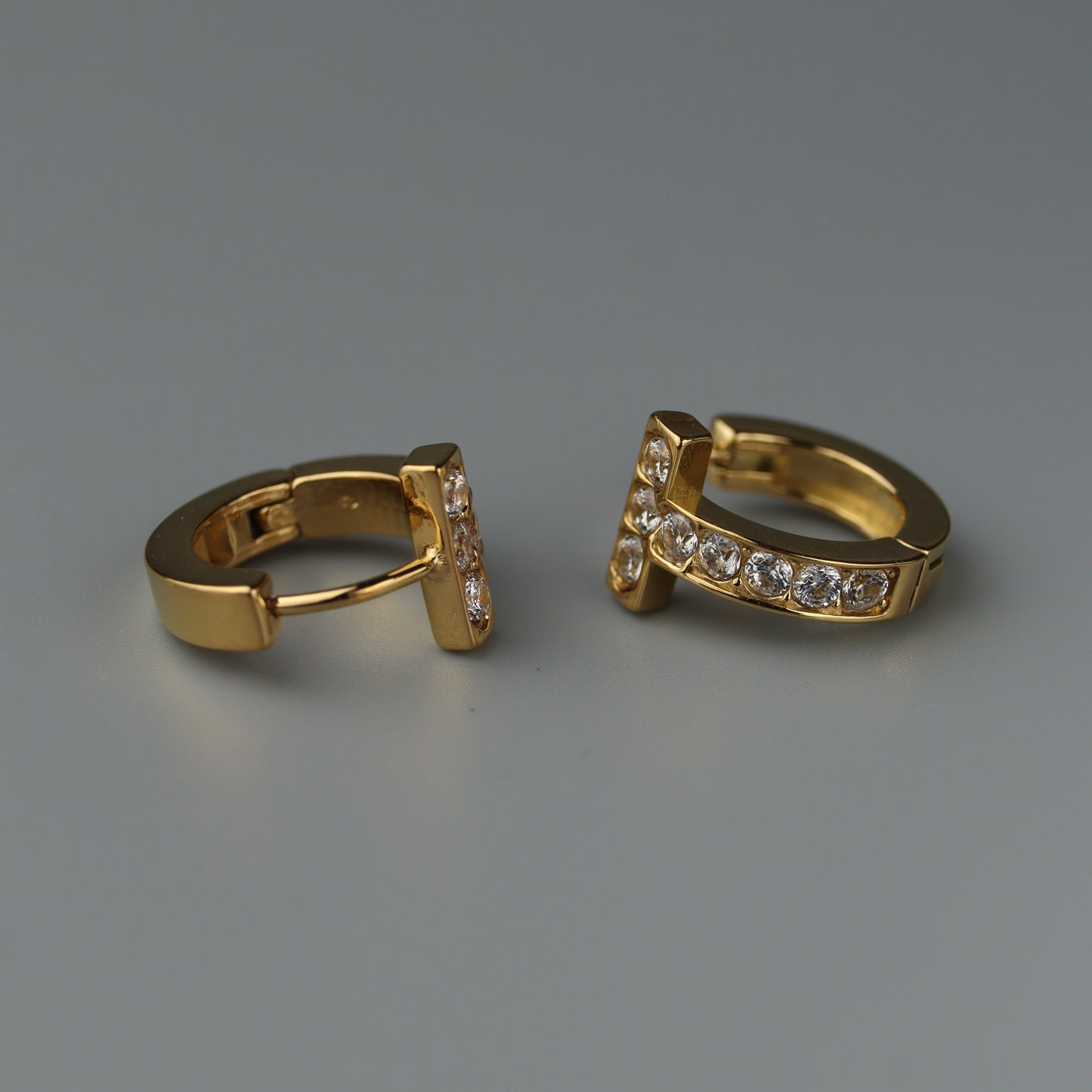 OLENE T Small Clip Earrings