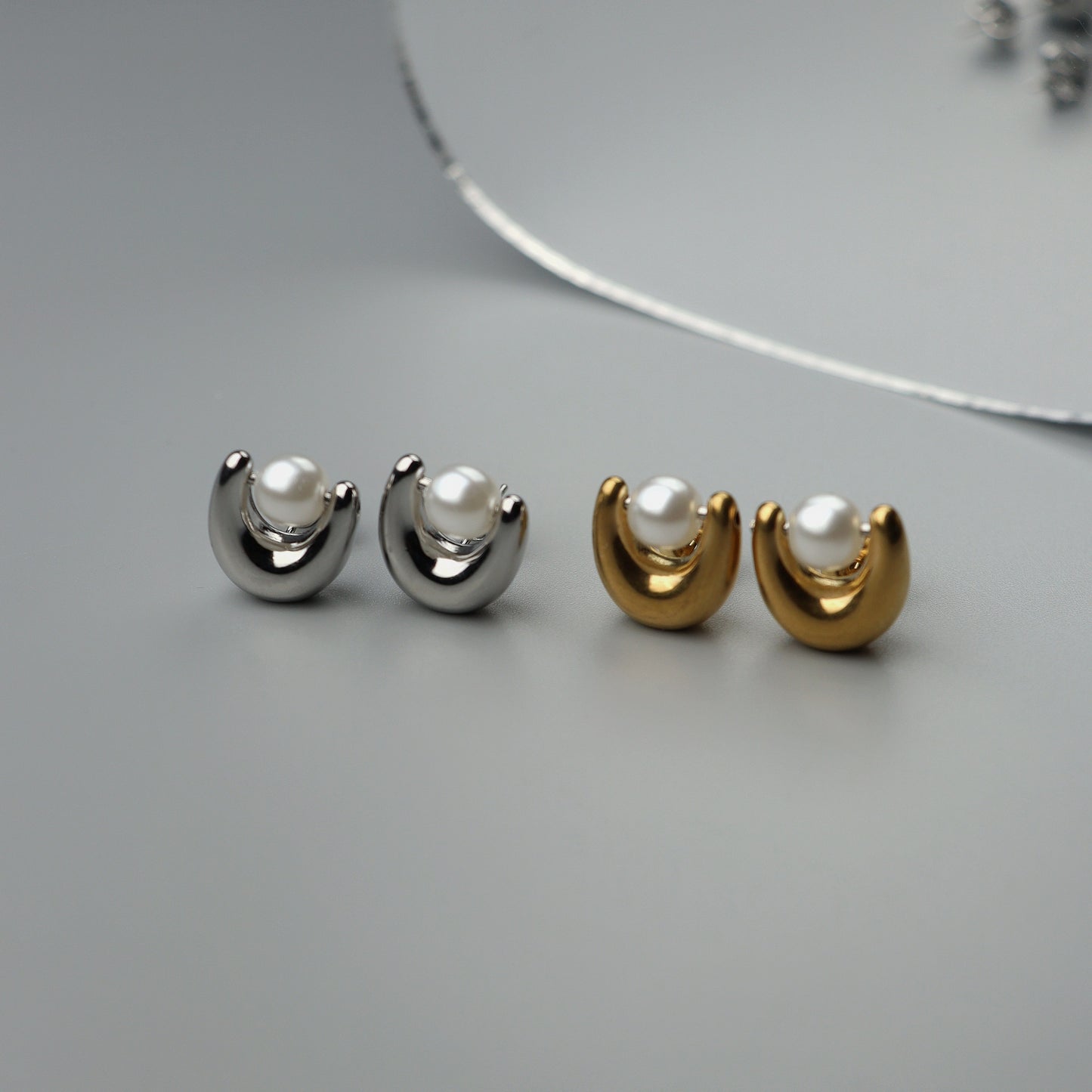 SERENE Gld/Silver Synthetic P Stud Earrings