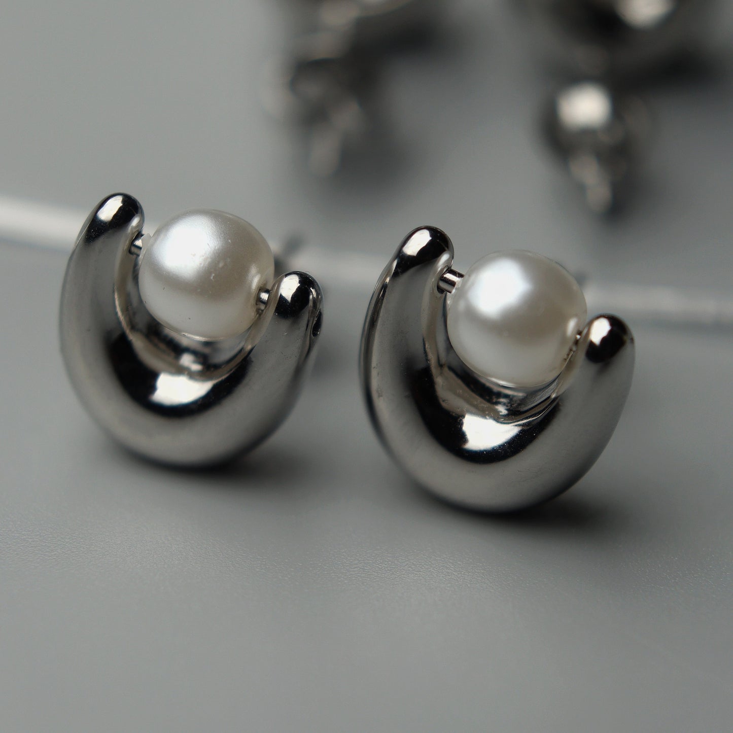 SERENE Gld/Silver Synthetic P Stud Earrings