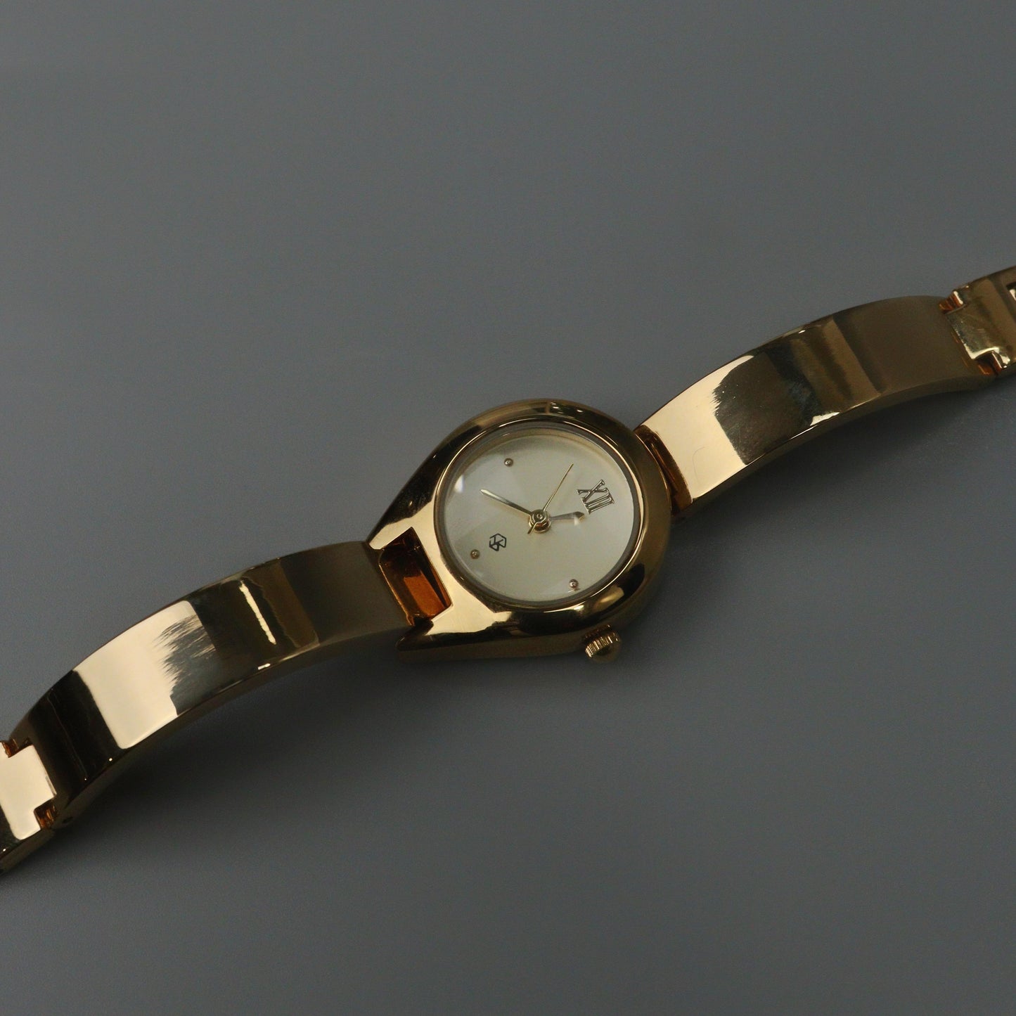 FOYIE Watch with White Round Case for Women's