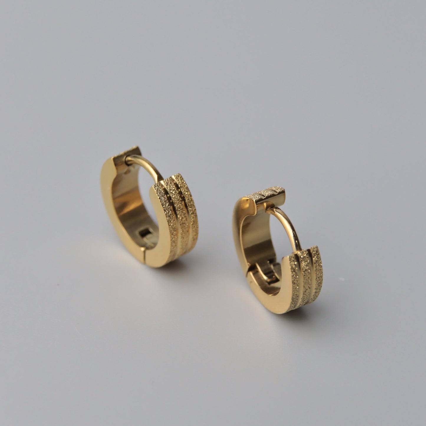 JANE Triple Line Mini Clip Earrings