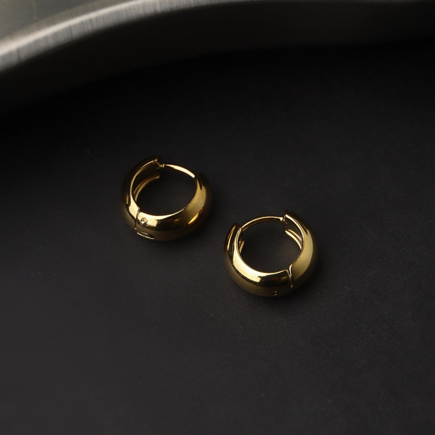 ARELI Classic Small Clip Earrings Women's