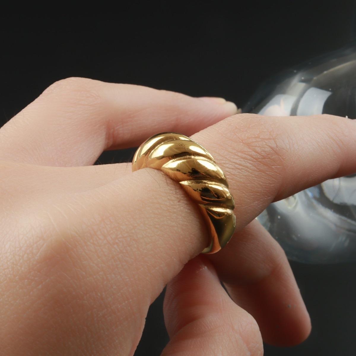 ESTELLE Chunky Croissant Ring