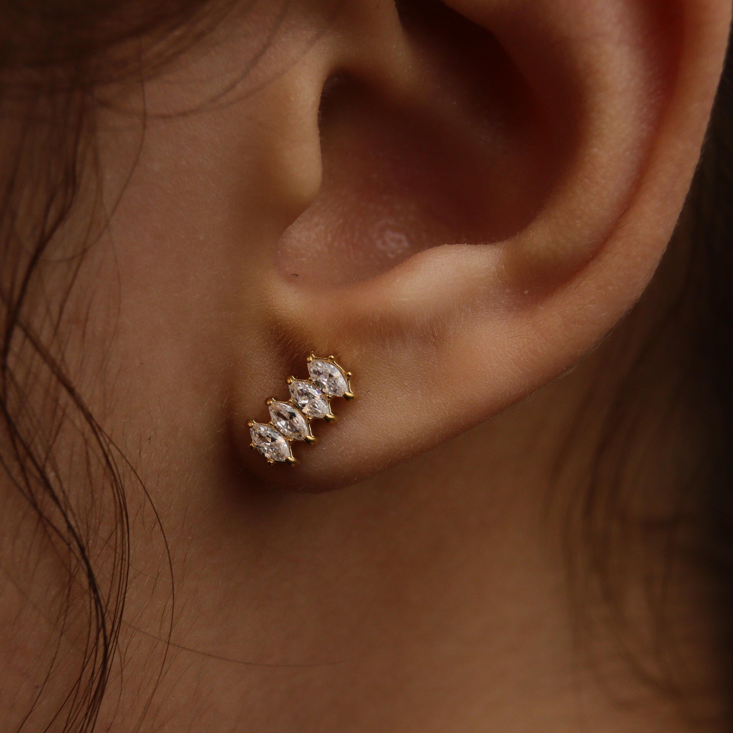 AMUSE Small Line Oval Shape Stud Earrings For Women's