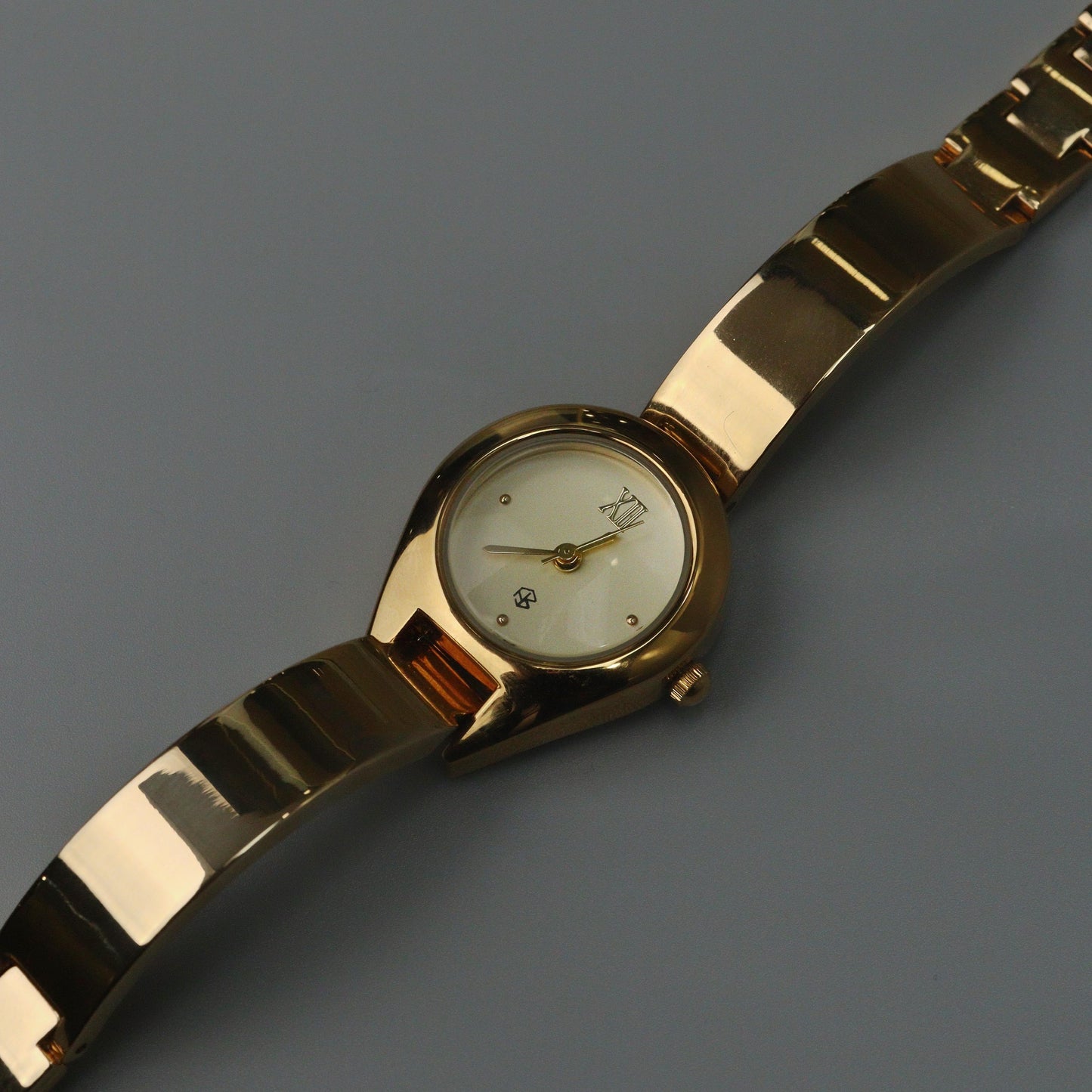 FOYIE Watch with White Round Case for Women's