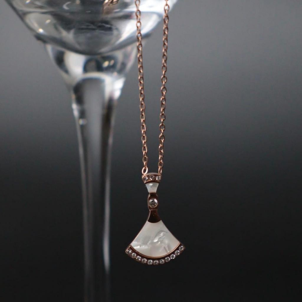 SKYLAR Rose Gold Fan Shape Pendant Chain Necklace