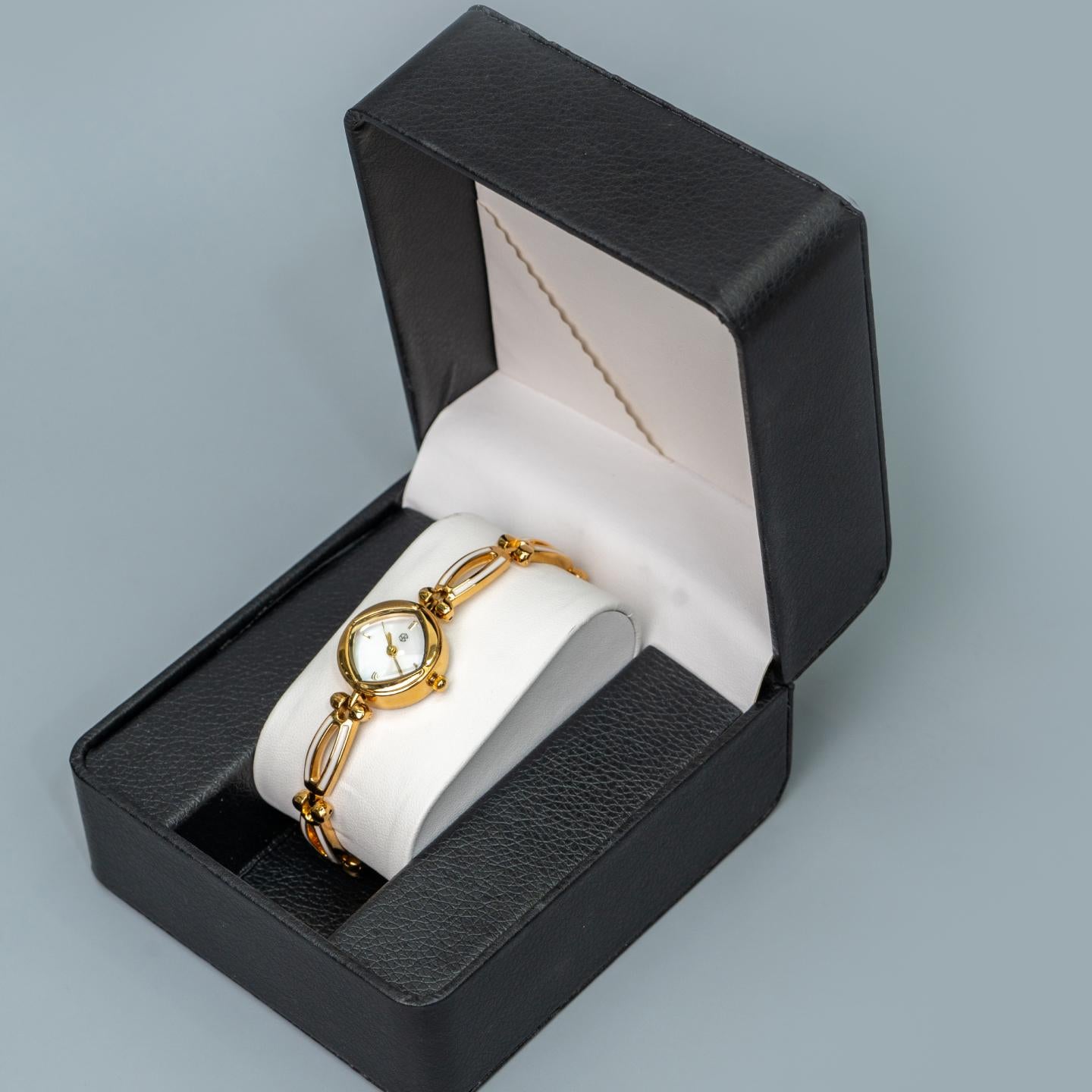 CHARLOTTE Slim Retro Round White Pearl Dainty Women’s Wrist Watch