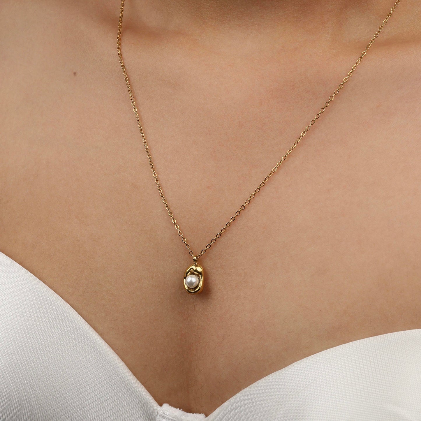 GRETEL Bean Synthetic P Pendant Chain Necklace