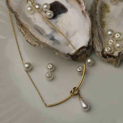 ESSORA Synthetic Pearl Knot Pendant Chain Necklace