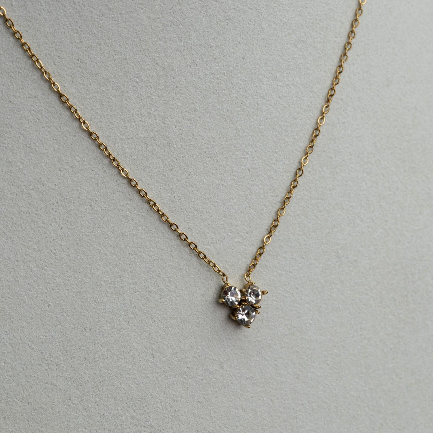QIN Round Trio Stone Pendant Chain Necklace For Women's Non Tarnish Non Fading Hypoallergenic