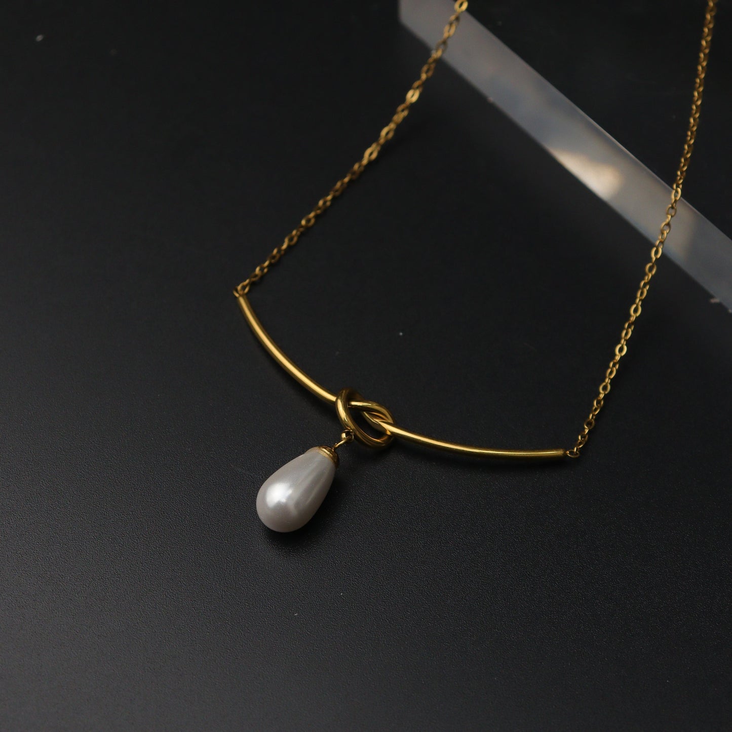 ESSORA Synthetic Pearl Knot Pendant Chain Necklace