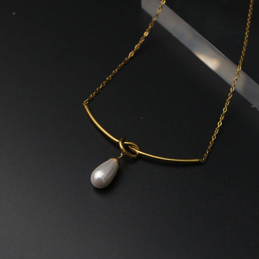 ESSORA Synthetic Pearl Knot Pendant Chain Necklace
