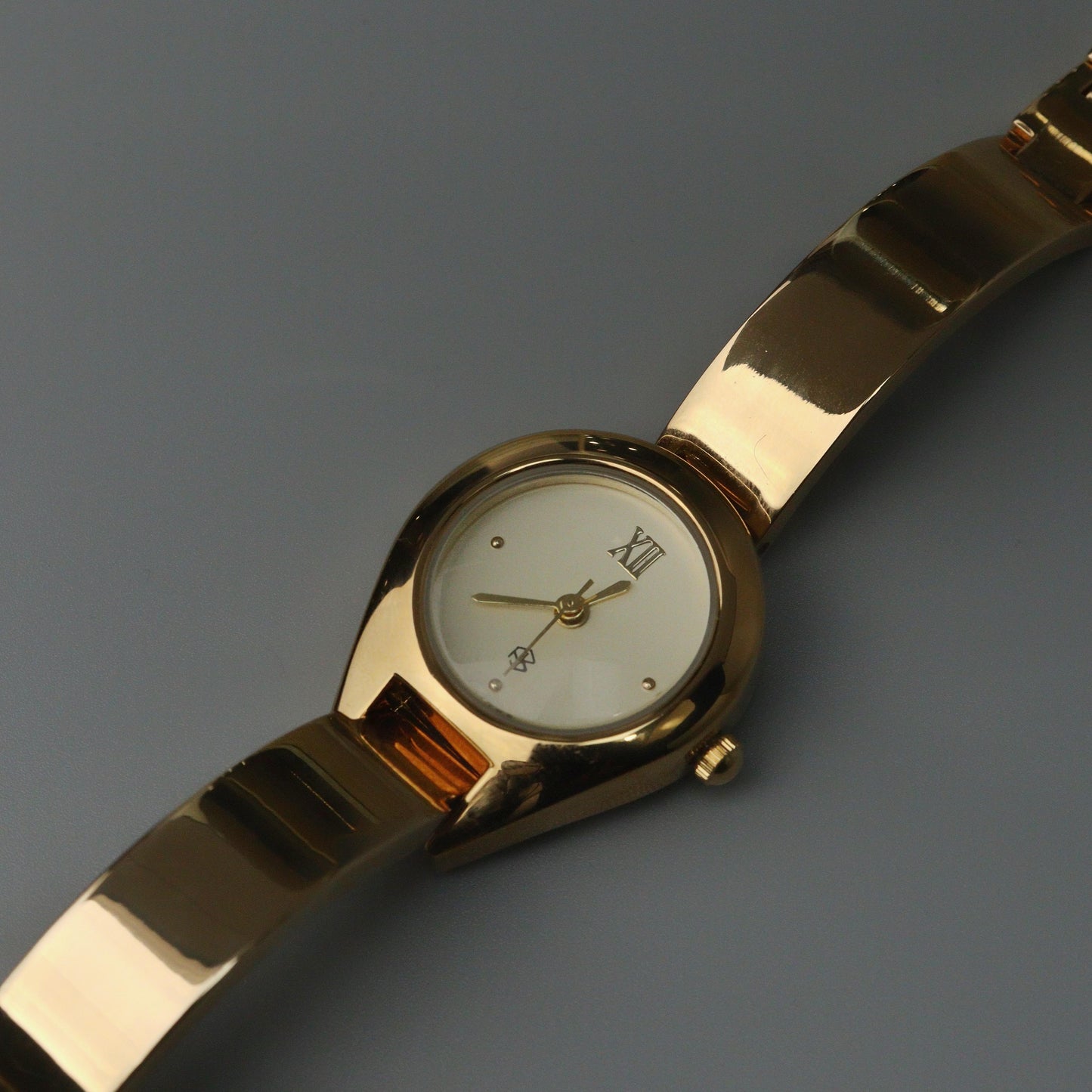 FOYIE Watch with White Round Case for Women's