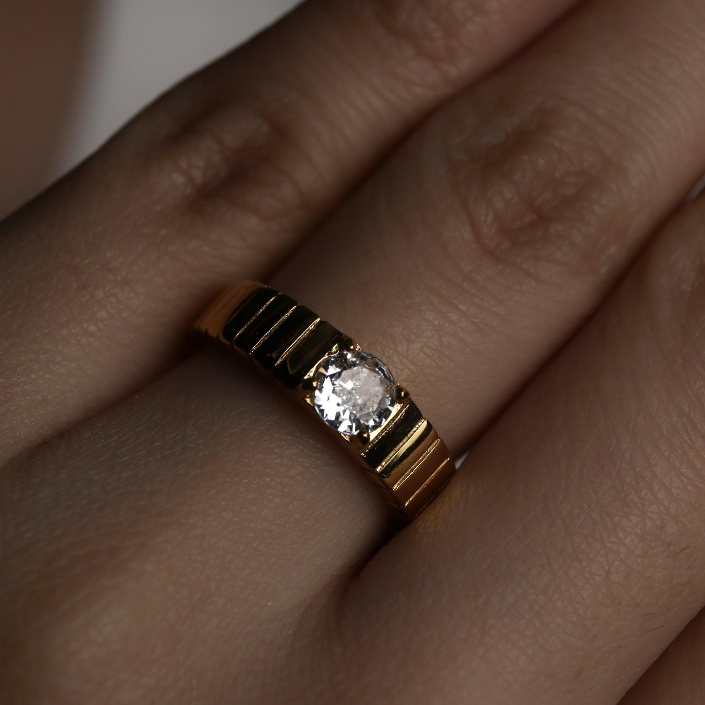 LOEN Fluted Band Style Engagement Ring for Women