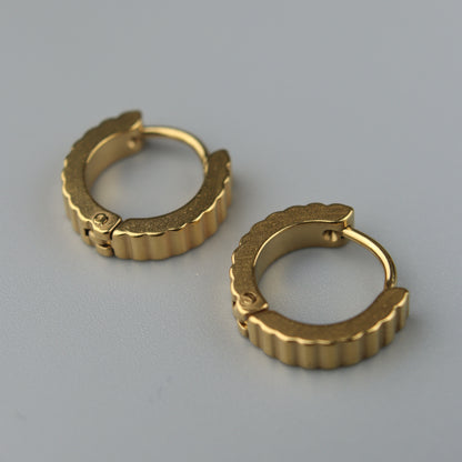 OZIAS Thin Ridges Clip Earrings
