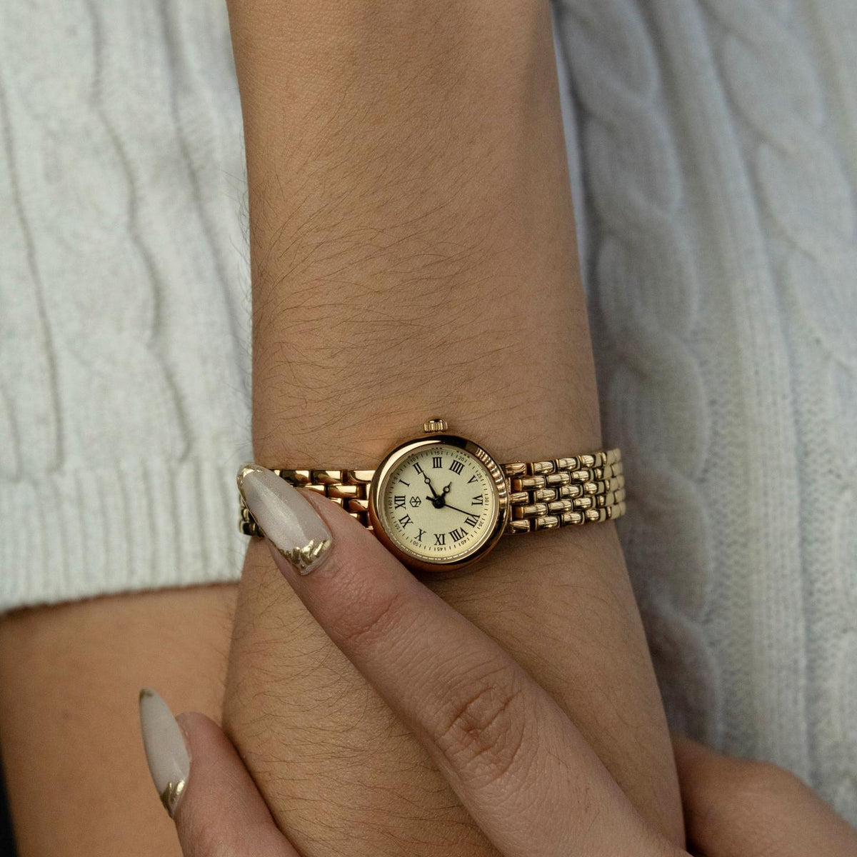 VELRA Gold Round Roman Numerical Women's Fashion Watch