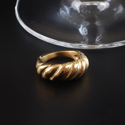 ESTELLE Chunky Croissant Ring