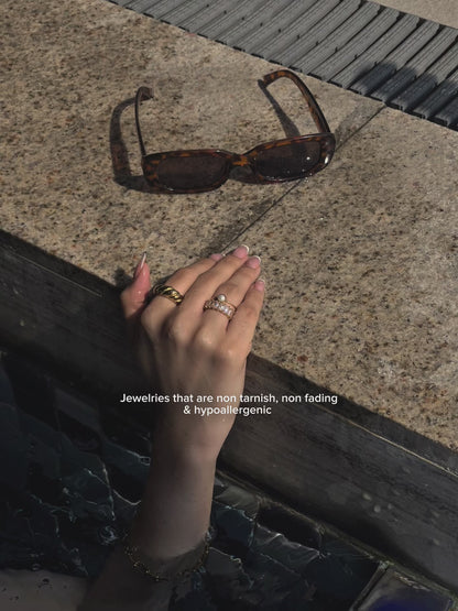ESTELLE Chunky Croissant Ring